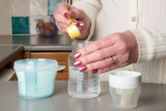 patru mari lanturi de magazine anunta retragerea de pe raft a unor loturi de lapte praf de la nestle 693c81b75f22e