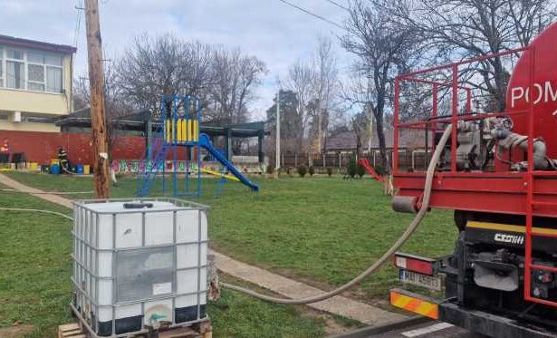 prahova aproximativ 50 000 de litri de apa menajera distribuiti populatiei din localitatile afectate de criza de la paltinu 692ee05d527a9