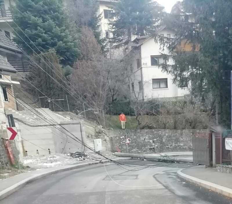 prahova arbori si stalpi doborati de vant la sinaia cod portocaliu de vant pana luni dimineata 694fb647e5532