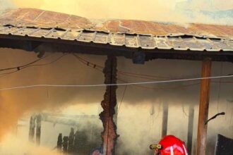prahova doua persoane au suferit arsuri in urma unui incendiu violent la mai multe locuinte 693d1983de0f6
