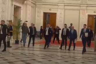 premierul ilie bolojan primit cu huiduieli de catre angajatii din parlament la sosirea in plen demisia bolojan nu uita romania nu i a ta 692ee522f0a29