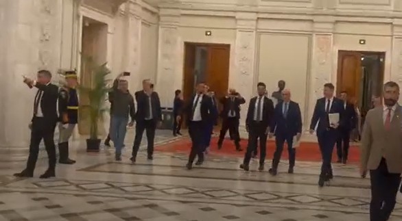 premierul ilie bolojan primit cu huiduieli de catre angajatii din parlament la sosirea in plen demisia bolojan nu uita romania nu i a ta 692ee522f0a29