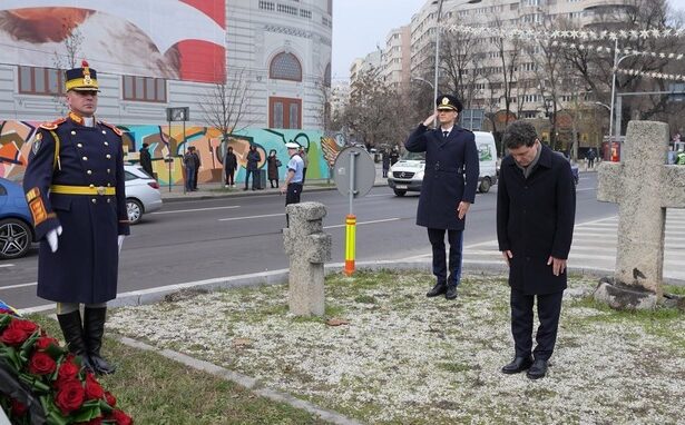 presedintele nicusor dan a depus o coroana de flori la monumentul eroilor revolutiei din 1989 din piata universitatii ce declara in urma cu un an foto 6947b24fc3f5e