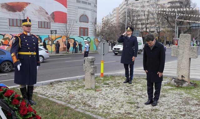 presedintele nicusor dan a depus o coroana de flori la monumentul eroilor revolutiei din 1989 din piata universitatii ce declara in urma cu un an foto 6947b24fc3f5e