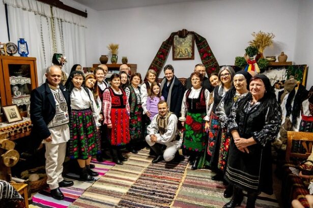 presedintele nicusor dan de sarbatori in judetul brasov a vizitat cu fiica muzeul din ileni fiind colindat de sateni frunza verde de frifoi presedintele i la noi 821 694ed7a6c6b12