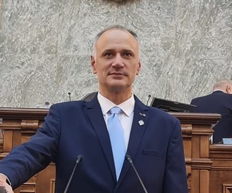 romania all inclusive senatorul care e in carti pentru aparare a fost consilier de dezvoltare personala si administrator la o ferma de porci 6939768f40d14