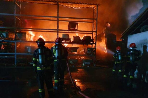 salaj incendiu la o hala din crasna pompierii au intervenit cu 11 autospeciale 693bb2db58558