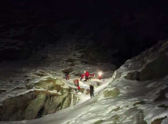 sibiu turist grav ranit dupa ce a cazut in muntii fagaras intervin salvamontisti din doua judete 693d9cc57887e