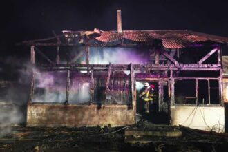 suceava o casa a fost distrusa de flacari in localitatea stroiesti in incendiu au murit mai multe animale 69522227609db