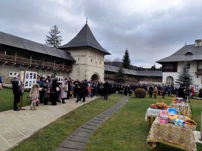suceava slujba de pomenire a etnicilor romani din ucraina cazuti pe front oficiata la manastirea putna 693ecc6da7c16
