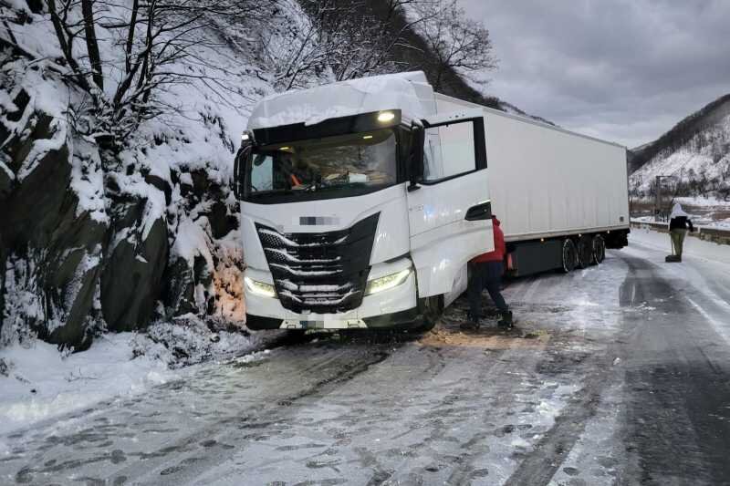 valcea circulatie ingreunata pe valea oltului din cauza ninsorii abundente 69540ae6e7bfc