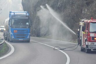 valcea scapari de gaze la o cisterna aflata in mers pe dn 7 circulatia e blocata la iesirea din calimanesti catre sibiu 693825a338962