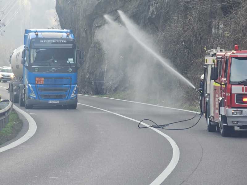 valcea scapari de gaze la o cisterna aflata in mers pe dn 7 circulatia e blocata la iesirea din calimanesti catre sibiu 693825a338962
