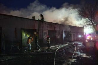 vaslui incendiu puternic la un service auto intervin cinci autopseciale cu 30 de pompieri 693c3e5046fe9