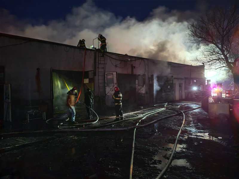 vaslui incendiu puternic la un service auto intervin cinci autopseciale cu 30 de pompieri 693c3e5046fe9