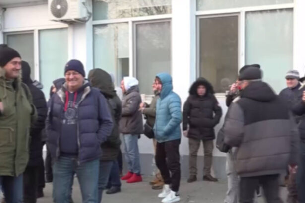 video a doua zi cand autobuzele din constanta nu circula soferii sustin ca nu vor iesi pe traseu pana cand directorul nu demisioneaza 69424fac2b52e