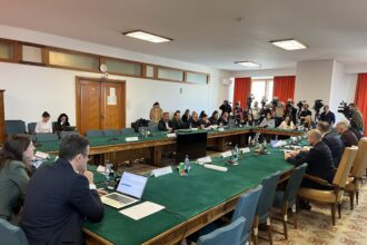 video sedinta cu scandal in parlament in criza apei din prahova ministra e o habarnista sunteti infierbantat 6932b53eec31e scaled 1