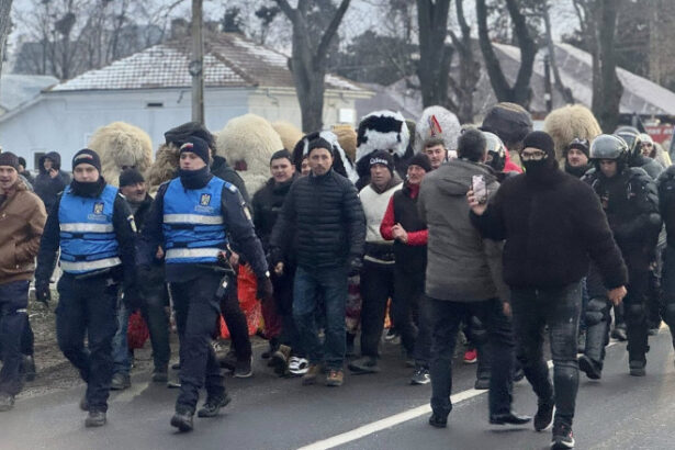 videofoto bataia cu ciomege de la ruginoasa oprita de jandarmi cu gaze lacrimogene 6954fa8e8170e