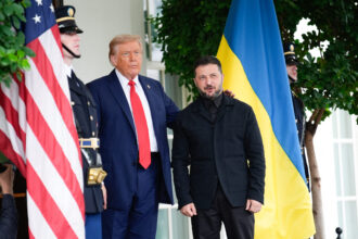 volodimir zelenski imbracat in costum a ajuns la mar a lago si a fost intampinat de donald trump declaratiile celor doi lideri 69518a8d02c1e