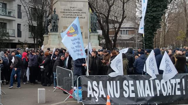 zeci de sindicalisti protesteaza la cotroceni cerand presedintelui nicusor dan sa medieze conflictul dintre sindicalisti si guvern revendicarile sindicalistilor foto 6943c9841819e