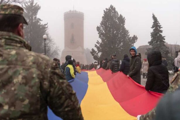 24 ianuarie dambovita steag de 100 de metri purtat pe strazile targovistei si arborat pe turnul chindiei 6973738199b84