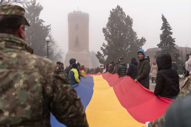 24 ianuarie dambovita steag de 100 de metri purtat pe strazile targovistei si arborat pe turnul chindiei 6973738199b84