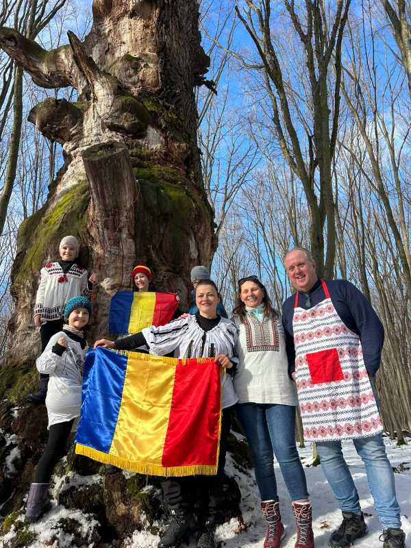 24 ianuarie sibiu un olandez o unguroaica si cativa romani in hora unirii langa stejarul lui mihai viteazul 6974ca9815f9c