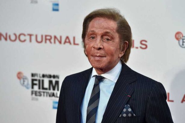 a murit creatorul de moda valentino fisa biografica 696e7e671c9c1
