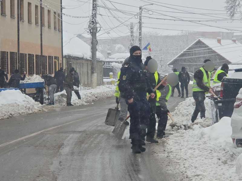 alba detinuti de la penitenciarul aiud mobilizati la deszapezirea orasului 695bef5805e37