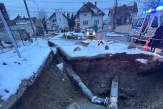 alba o femeie a suferit o fractura de femur dupa ce a cazut intr o groapa unde se efectueaza lucrari la canalizare 697bab907b113