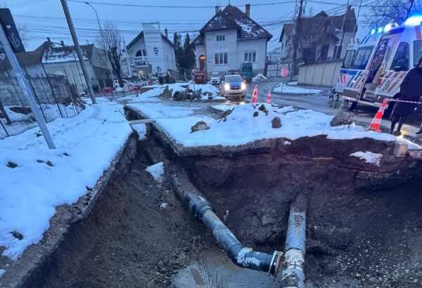 alba o femeie a suferit o fractura de femur dupa ce a cazut intr o groapa unde se efectueaza lucrari la canalizare 697bab907b113