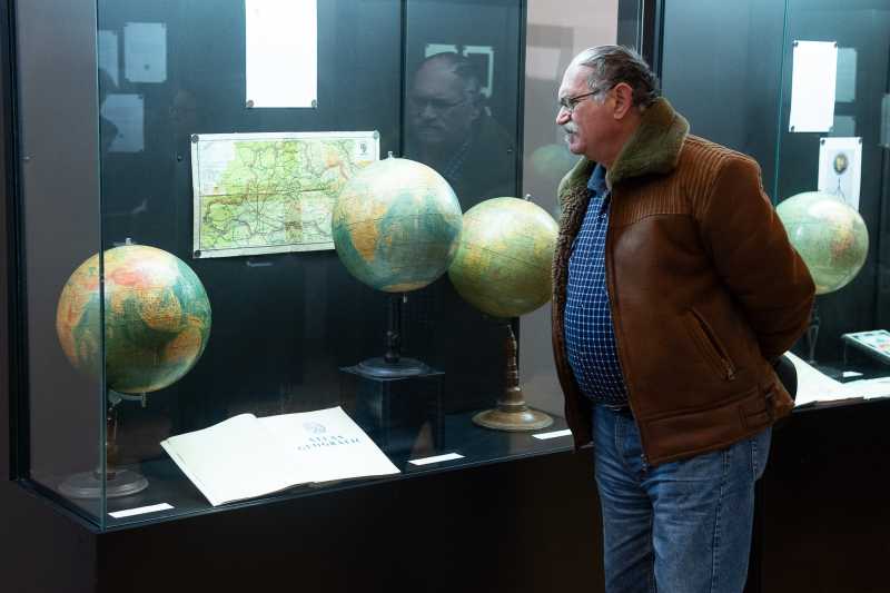 arad globuri pamantesti de colectie atlase si harti vechi expuse intr o incursiune in istoria cartografiei 69678b4e37272