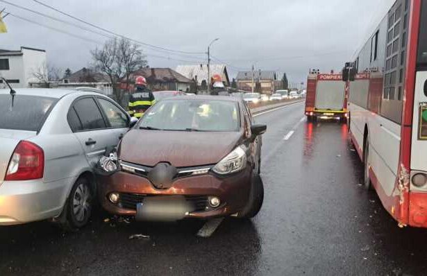 arges coliziune intre un autobuz si doua autoturisme pe dn 73 doua persoane au fost ranite 697869be06c28