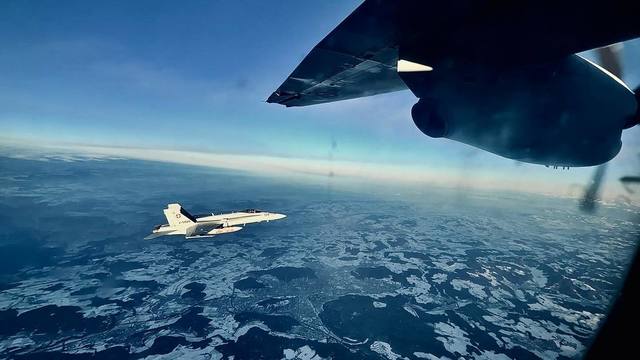 armata elvetiana escortarea avionului militar care l transporta pe presedintele nicusor dan de catre aeronave elvetiene o misiune de rutina pentru verificarea zborului 6960924ba9c54