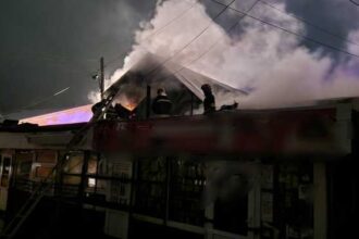 bacau complex de magazine din orasul comanesti distrus de un incendiu 695e253a955fb