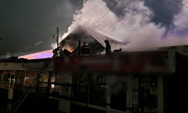 bacau complex de magazine din orasul comanesti distrus de un incendiu 695e253a955fb