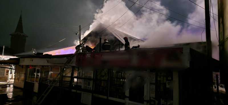 bacau complex de magazine din orasul comanesti distrus de un incendiu 695e253a955fb