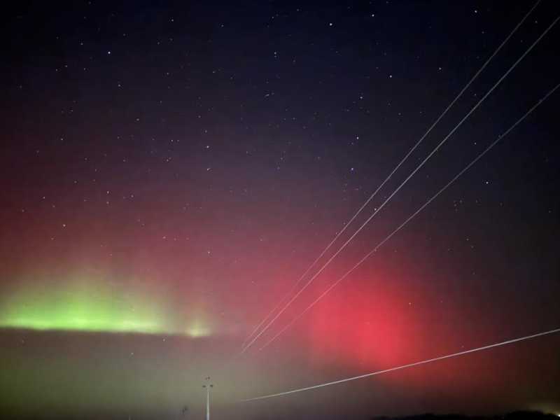 bihor aurora boreala in culori rare de rosu magenta si roz observata pe cer 696f470d03576