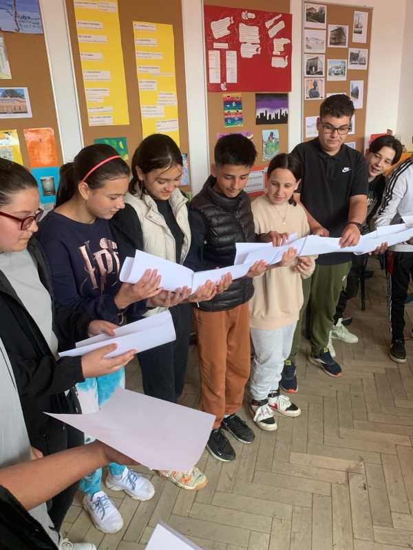 bihor copii din comunitati rome ajutati sa previna abandonul scolar printr un proiect cu fonduri europene 696f54c64ea97