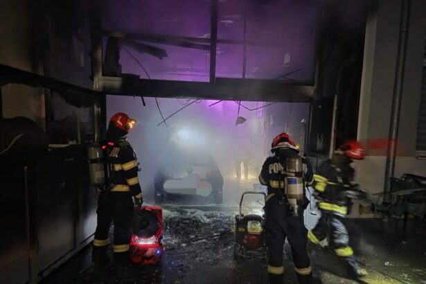 bihor incendiu de amploare intr o cladire a universitatii oradea au fost distruse un atelier si un laborator 696d0b95e4a13