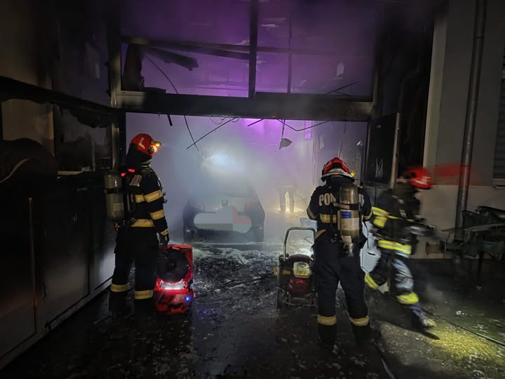 bihor incendiu de amploare intr o cladire a universitatii oradea au fost distruse un atelier si un laborator 696d0b95e4a13