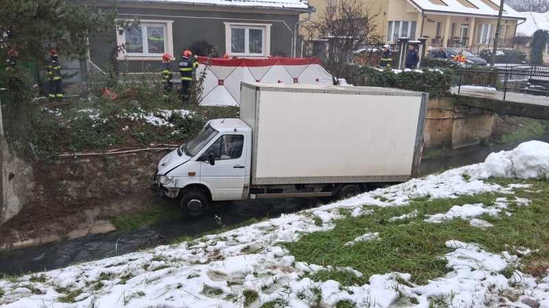 bihor sofer decedat dupa ce a cazut cu autoutilitara in paraul peta din baile