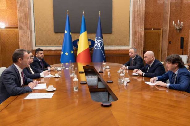 bolojan s a intalnit cu reprezentantii fitch el a prezentat directiile asumate de guvern pentru consolidarea fiscala 69789f707b1a1