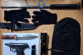 botosani tanar de 18 ani prins de politisti pe strada cu cagula pe fata si un pistol in mana 69579ce7bd759