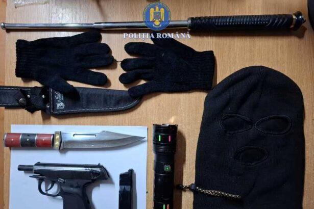 botosani tanar de 18 ani prins de politisti pe strada cu cagula pe fata si un pistol in mana 69579ce7bd759