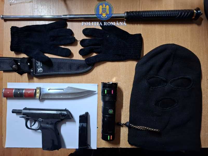 botosani tanar de 18 ani prins de politisti pe strada cu cagula pe fata si un pistol in mana 69579ce7bd759