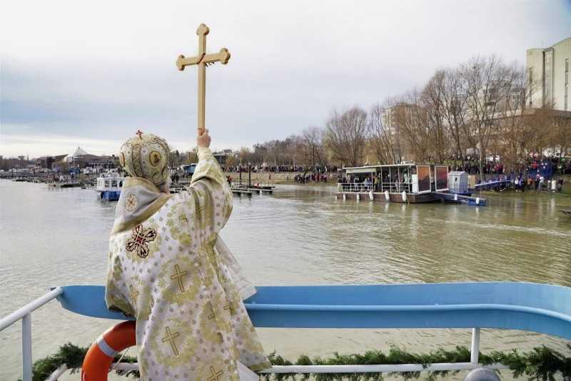 braila crucea de boboteaza aruncata in dunare recuperata pentru a sasea oara de daniel nichitelea 695d029c14989