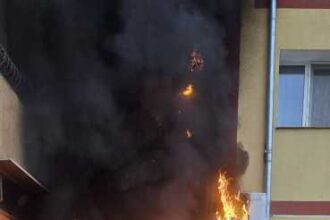 caras severin fatada unui bloc a fost cuprinsa de flacari nicio persoana nu a fost ranita 697dccbba1c75