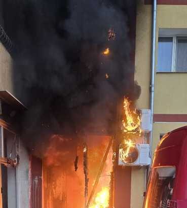caras severin fatada unui bloc a fost cuprinsa de flacari nicio persoana nu a fost ranita 697dccbba1c75