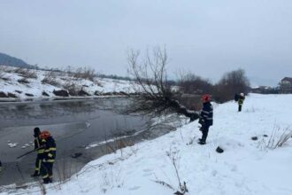 cluj un copil de 4 ani a cazut in somes si este cautat de scafandri alt copil de 5 ani a fost salvat 697397fd939d9